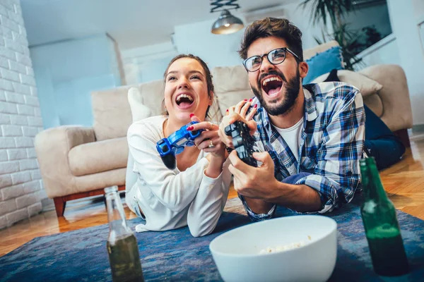 Linda Pareja Jugando Videojuegos Casa — Foto de Stock