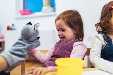 Masada kapalı oynayan sevimli çocuk