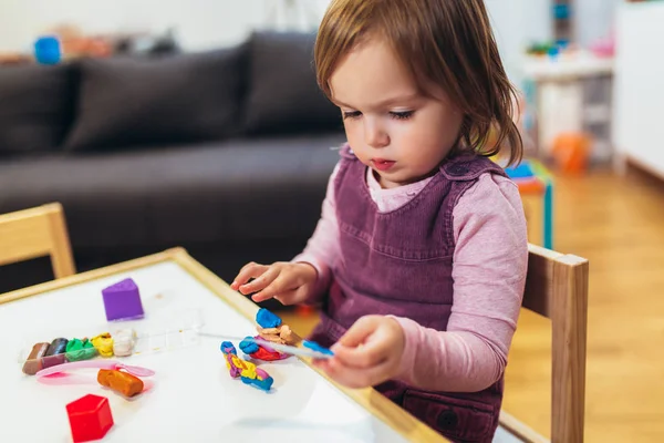 Kid Flicka Spelar Med Modellera Medan Sitter Vid Bordet Skötrum — Stockfoto