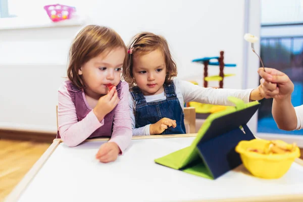 Två Bedårande Lilla Systrar Leker Med Digital Tablett Hemma — Stockfoto