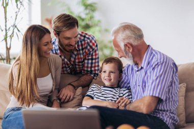 Evde birlikte vakit üç nesil aile portresi