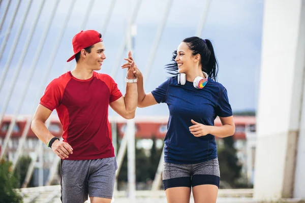 Happy Couple Running Bridge Healthy Lifestyle — Stock Photo, Image