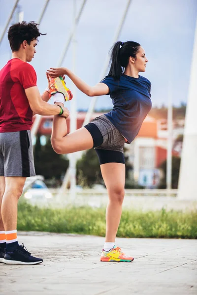 フィットネス スポーツ ライフ スタイル コンセプト 人および女性の屋外で運動 — ストック写真