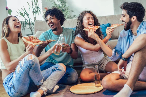 Ομάδα Των Νέων Φίλων Τρώγοντας Πίτσα Πάρτι Στο Σπίτι — Φωτογραφία Αρχείου