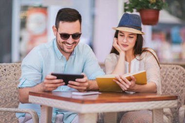 Mutlu vakit sahip bir büyük kafede genç çift, seçici odak