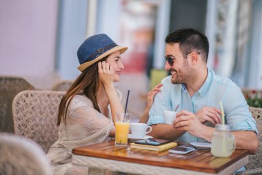 Bir kafe zevk kahve ve sohbet, seçici odak oturan güzel sevgi dolu çift