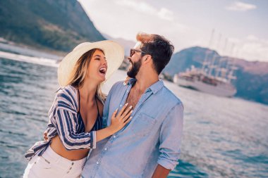 Denizin kenarında yaz zaman zevk aşk, Çift.