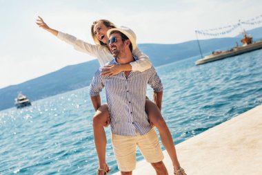 Denizin kenarında yaz zaman zevk aşk, Çift.