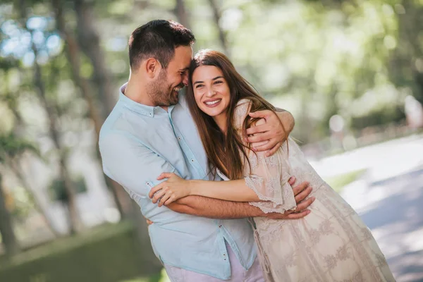 Alegre Jovem Casal Divertindo Rindo Juntos Livre Foco Seletivo — Fotografia de Stock