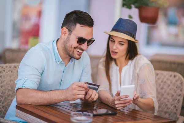 Überraschtes Junges Paar Beim Online Shopping Mit Smartphone Und Kreditkarte — Stockfoto