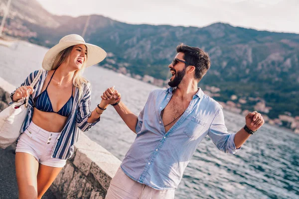 Paar Liefde Genieten Van Zomer Tijd Door Zee — Stockfoto