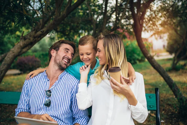 Jeune Famille Parlant Regardant Tablette Numérique Dans Parc — Photo