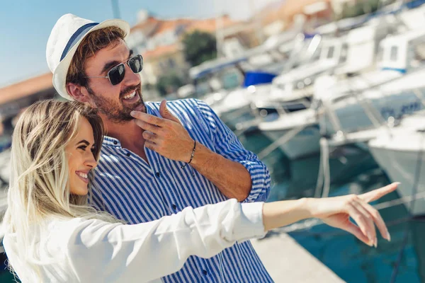 Couple Amoureux Profitant Heure Été Bord Mer — Photo