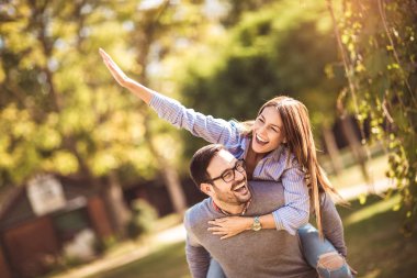 Eğleniyor kaç kadın Parkı olarak veren sırtlama dostum