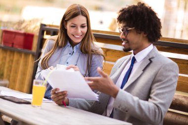 İş adamları açık kafe gelecekteki proje planında hakkında tartışmak.