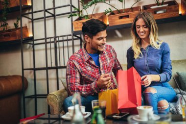 Genç çift modern kafede alışveriş sonra zevk. 