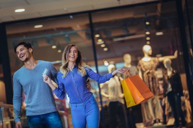 Mutlu bir çift onların yeni kredi kartı alışveriş merkezinde gösteren portresi