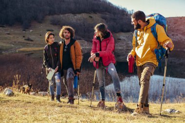 Grup yakın göl sonbahar günü itibariyle bir dağda yürüyüş yürüyüşçü.