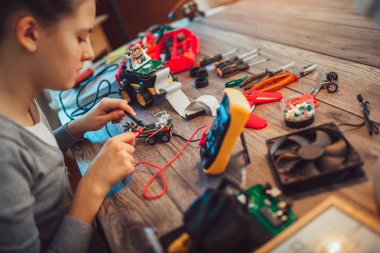 Kız Teknik oyuncak oluşturur. Tablo ayrıntılarını tam teknik oyuncak