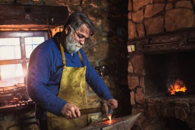 el ile smithy kıvılcım havai fişek ile örs üzerinde erimiş metal dövme demirci