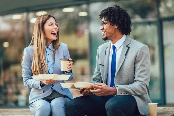 Glimlachende Zakenmensen Met Broodjes Zit Van Het Kantoorgebouw Lunchpauze — Stockfoto