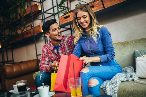 Junges Paar Genießt Nach Dem Einkauf Modernem Café — Stockfoto