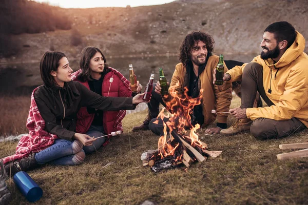 Gruppe Junger Leute Lagerfeuer — Stockfoto