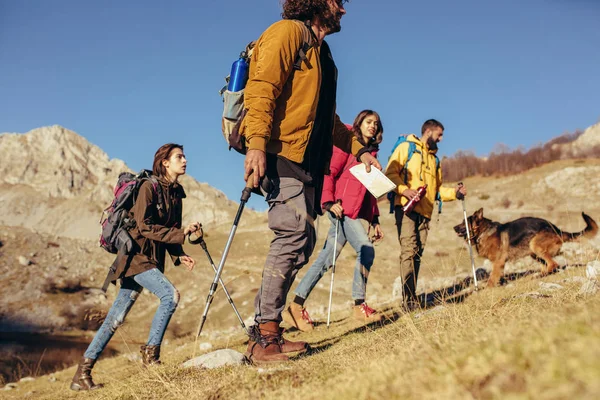 Grupo Excursionistas Caminando Una Montaña Día Otoño — Foto de Stock