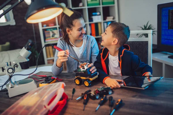 Feliz Niño Niña Sonriente Construye Juguete Técnico Juguete Técnico Sobre — Foto de Stock