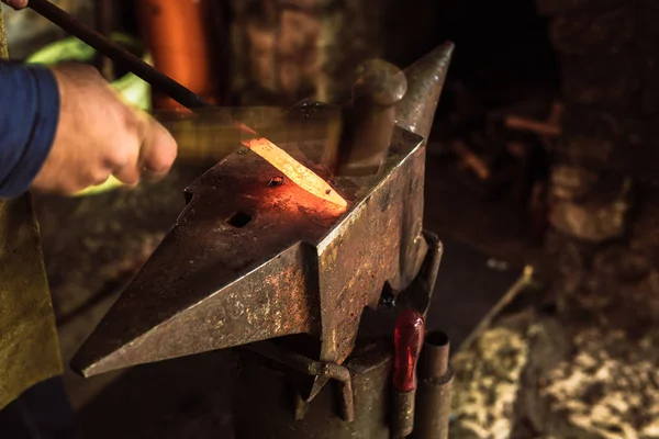 Blacksmith Manually Forging Molten Metal Anvil Smithy Spark Fireworks — Stock Photo, Image