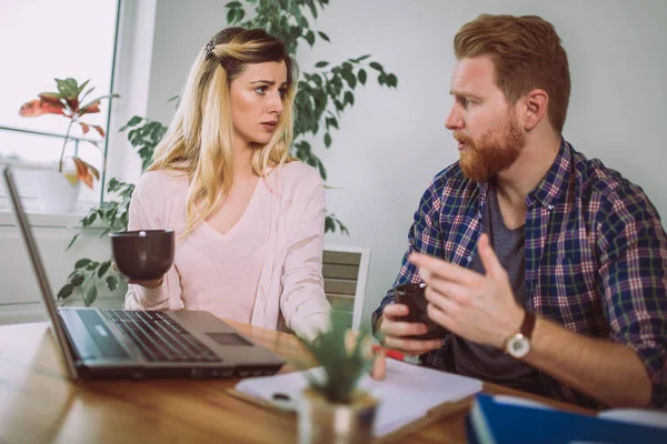 Mujer Hombre Haciendo Papeleo Juntos Informan Impuestos Línea Computadora Portátil — Foto de Stock