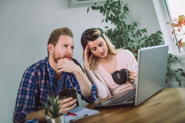 Mujer Hombre Haciendo Papeleo Juntos Informan Impuestos Línea Computadora Portátil — Foto de Stock