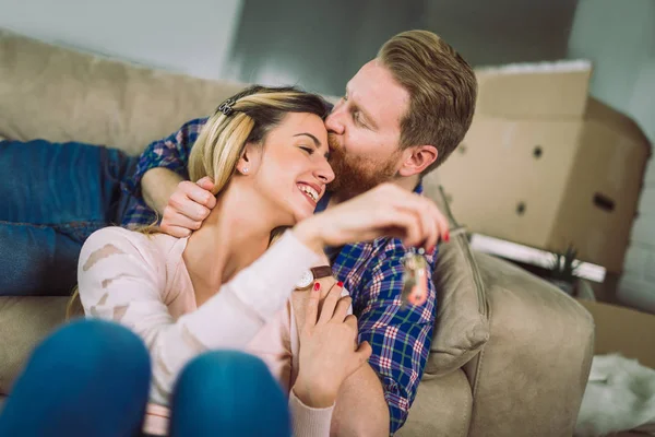 Paar Zieht Glücklich Verheiratete Menschen Kaufen Eine Neue Wohnung Paar — Stockfoto