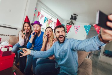 Genç Grup mutlu arkadaşıyla evde Doğum günü kutlama yapmak selfie fotoğraf.