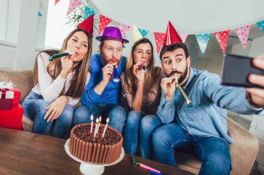 Genç Grup mutlu arkadaşıyla evde Doğum günü kutlama yapmak selfie fotoğraf.