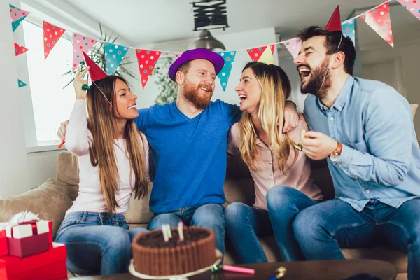 Mladá Skupina Happy Přátelé Slaví Narozeniny Doma Baví — Stock fotografie