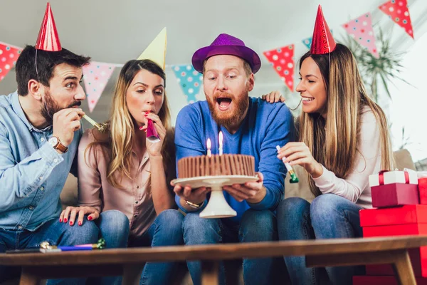 Mladá Skupina Happy Přátelé Slaví Narozeniny Doma Baví — Stock fotografie