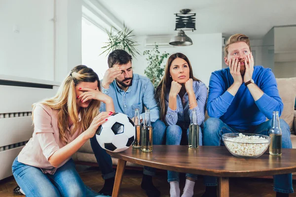 Mutlu Arkadaşlar Futbol Taraftarları Televizyonda Maç Izleyip Zaferi Evde Kutluyorlar — Stok fotoğraf