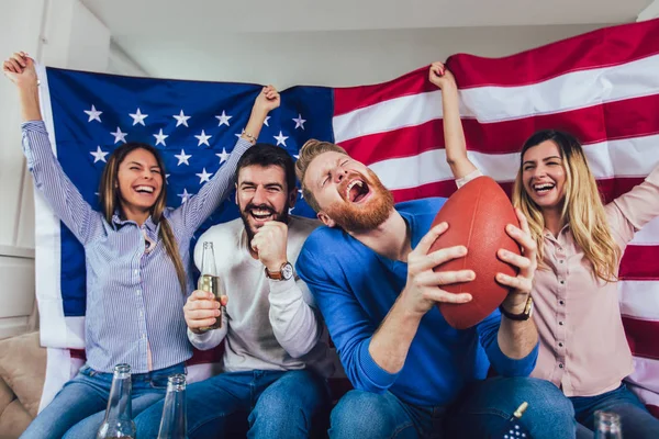 Amigos Animando Liga Deportiva Juntos —  Fotos de Stock