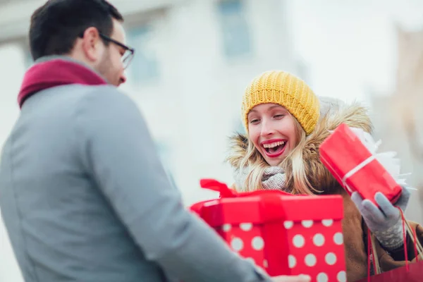 Mann Macht Frau Ein Überraschungsgeschenk — Stockfoto