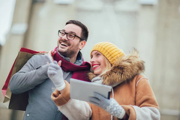 Bonito Jovem Casal Centro Cidade Divertindo Com Tablet — Fotografia de Stock