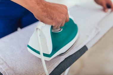 Çekici Amerikalı siyah adam dolap evde, yakın kadar Ütü yapıyor.