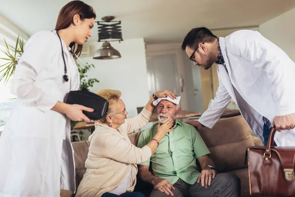 Group Young Doctor Home Visit Senior People — Stock Photo, Image