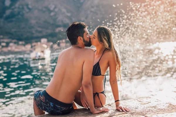 Sahilde Eğleniyor Seksi Genç Çift — Stok fotoğraf