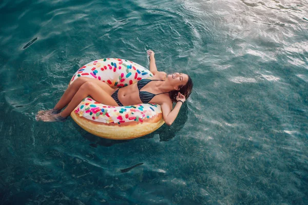 Şişme Çörek Ile Sahilde Yaz Güneşli Bir Günde Yüzme Kadın — Stok fotoğraf