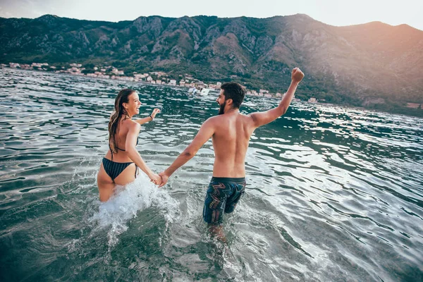 Sexy Junges Paar Strand Spaß Haben — Stockfoto