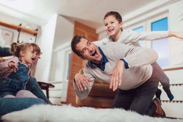 Šťastná Rodina Baví Podlaze Obýváku Doma Směje — Stock fotografie