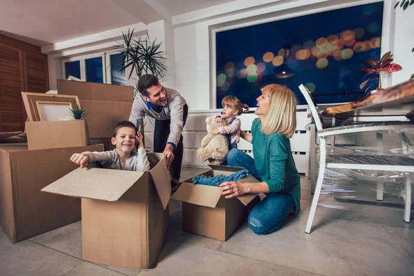 Happy Family Moving Home Boxes — Stock Photo, Image