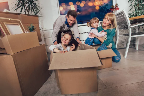 Happy Family Moving Home Boxes — Stock Photo, Image