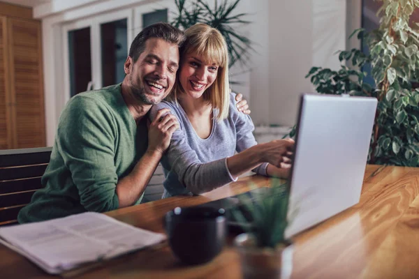 Pareja Feliz Con Portátil Pasar Tiempo Juntos Casa — Foto de Stock